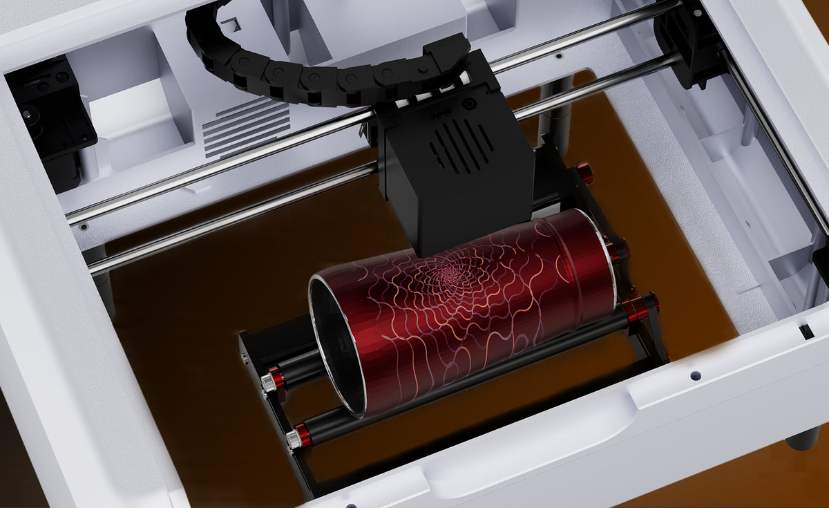 Moduł inteligentnie synchronizuje się z modułem laserowym M1s, zapewniając, że przy każdym stopniu obrotu materiału grawerowanie precyzyjnie wyrównuje się z odpowiadającym punktem, osiągając bezbłędną obróbkę szwów.