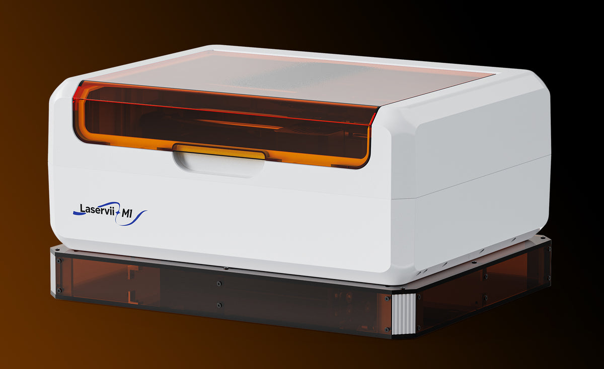 Solidna, regulowana wysokość kolumna znacznie redukuje drgania i przesunięcia podczas pracy urządzenia, zapewniając stabilną platformę dla głowic laserowych o dużej prędkości. Gwarantuje to bezpieczne procesy grawerowania i precyzyjne rezultaty.